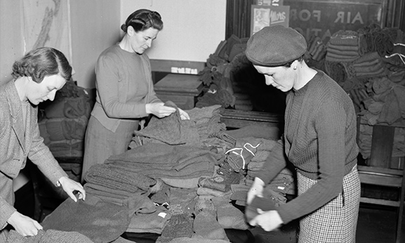 Women from Air Force Relations, packing knitted comforts for airmen. Wellington, 23 July 1945.
Image ref PR7036, RNZAF Official.