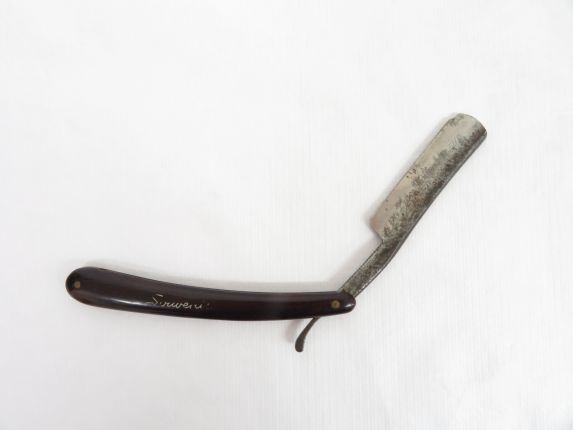 Cut throat razor.
From the Collection of the Air Force Museum of New Zealand.