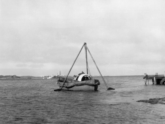 Salvage of Maritime Operational Conversion Unit Sunderland, NZ4111, after it was holed and sank in Te Whanga Lagoon, Chatham Islands.
Engine being brought ashore in a snall boat.