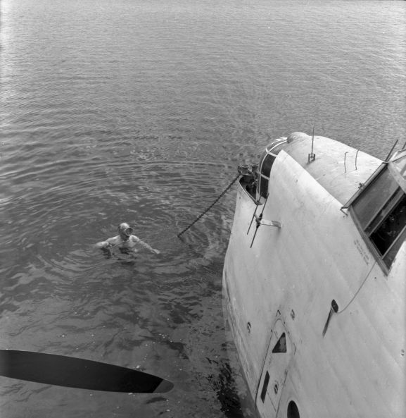 Salvage of Maritime Operational Conversion Unit Sunderland, NZ4111, after it was holed and sank in Te Whanga Lagoon, Chatham Islands.
Wing Commander Henry Lionel Homer, Director of Aircraft Engineering, doing an exterior underwater inspection of the Sunderland.
NB. This negative deteriorating resulting in poorer image quality.