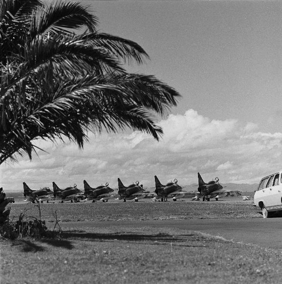 Line up of No. 75 Squadron Skyhawks on the tarmac at RNZAF Base Ohakea.
L-R: NZ6251, NZ6210, NZ6203, NZ6204, NZ6201, NZ6202.
