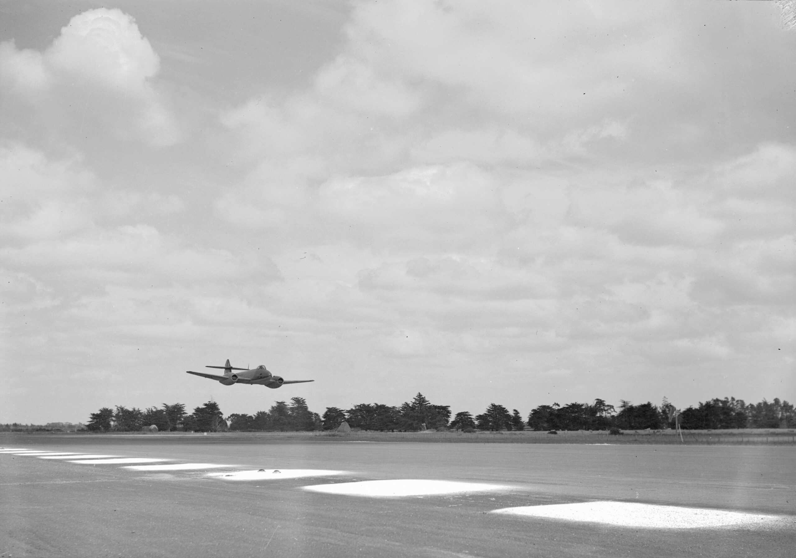 Arrival of Meteor NZ6001 at RNZAF Station Ardmore at the start of a tour of New Zealand, flown by Squadron Leader RM McKay. 15 February 1946. Image ref ArdG1156_56, RNZAF Official.