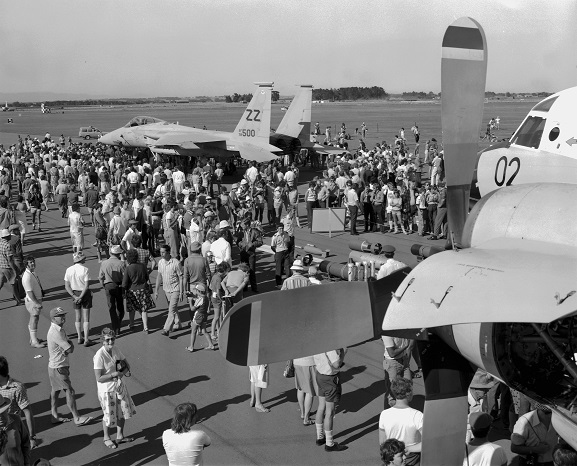 Crowds on the tarmac at Ohakea looking at a USAF F-15, viewed from the wing of No. 5 Squadron Orion NZ4202. Image ref OhG730-81, RNZAF Official.