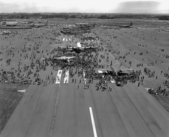 Crowds at the Air Force Day '81 open day at RNZAF Base Ohakea, 28 February 1981.
High view of the tarmac with crowds of people looking at the static display aircraft