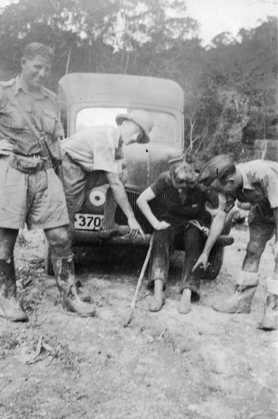 three-servicemen-and-lady-Brooke-Popham-in-front-of-car