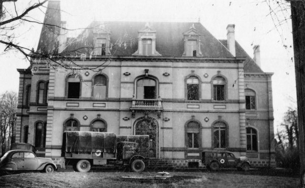 Chateau-Everade-RAF-Vehicles-In-Front