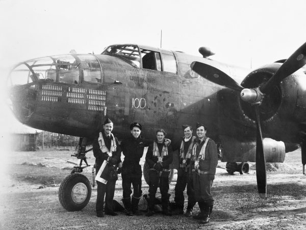 Stanley-Wilks-With-Crew-in-front-of-Aircraft