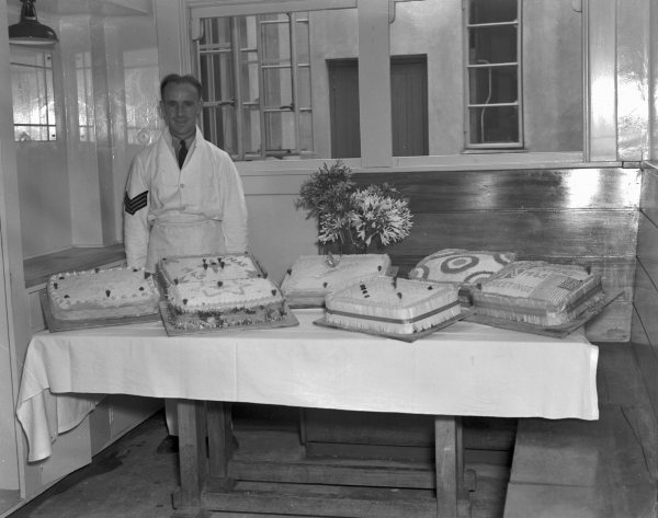 Air-Force-Chef-With-7-Cakes