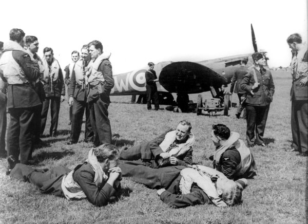 group-of-pilots-in-front-of-spitfire