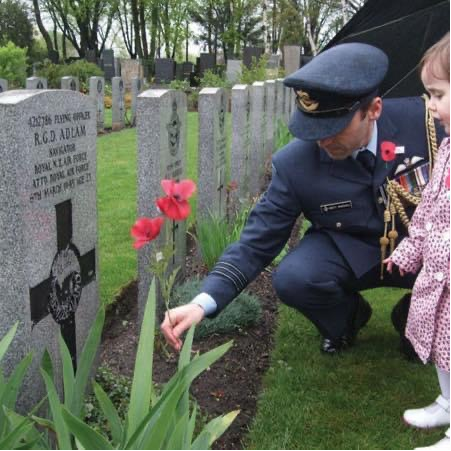 Brett-Marshall-with-daughter-at-grave