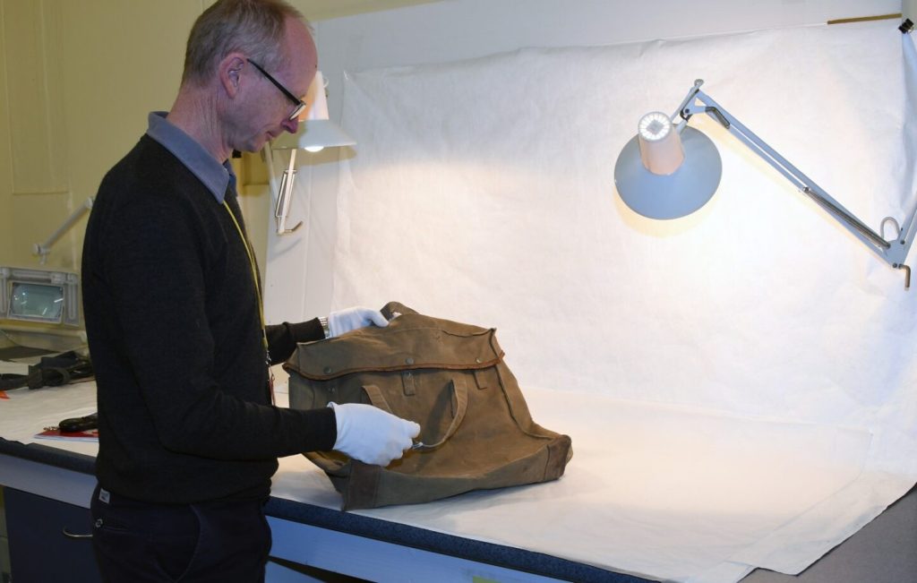 barry-o'sullivan-inspecting-bag